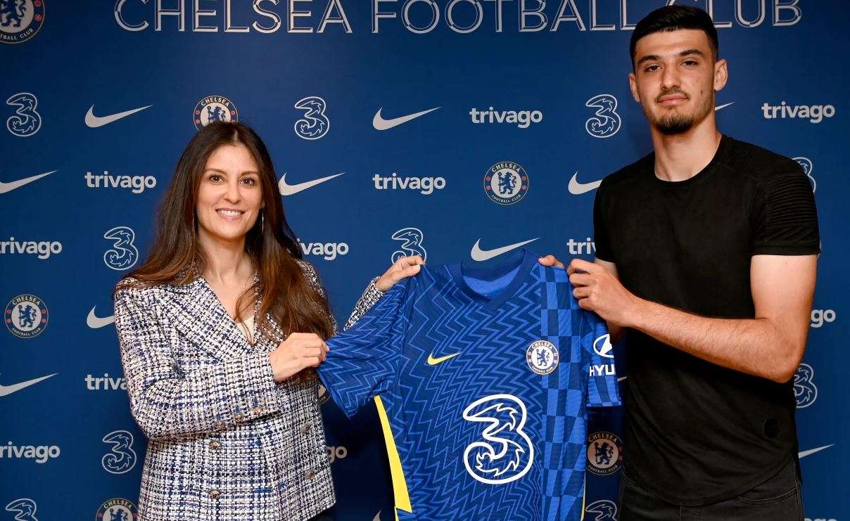 Broja nënshkruan kontratë pesëvjeçare me Chelsean