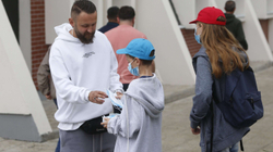 Vëlla e motër, të mitur, shesin maska vullnetarisht për çështje humanitare