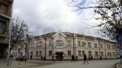 Procedurat e prokurimit vonojnë subvencionet për serra e bletë në Podujevë