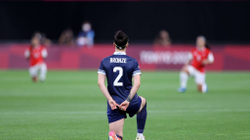 Futbollistet ulen në njërin gju për të filluar epokën e re të aktivizmit olimpik