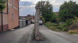 Një rrugë “e veçantë” në Lipjan e ndarë me mur