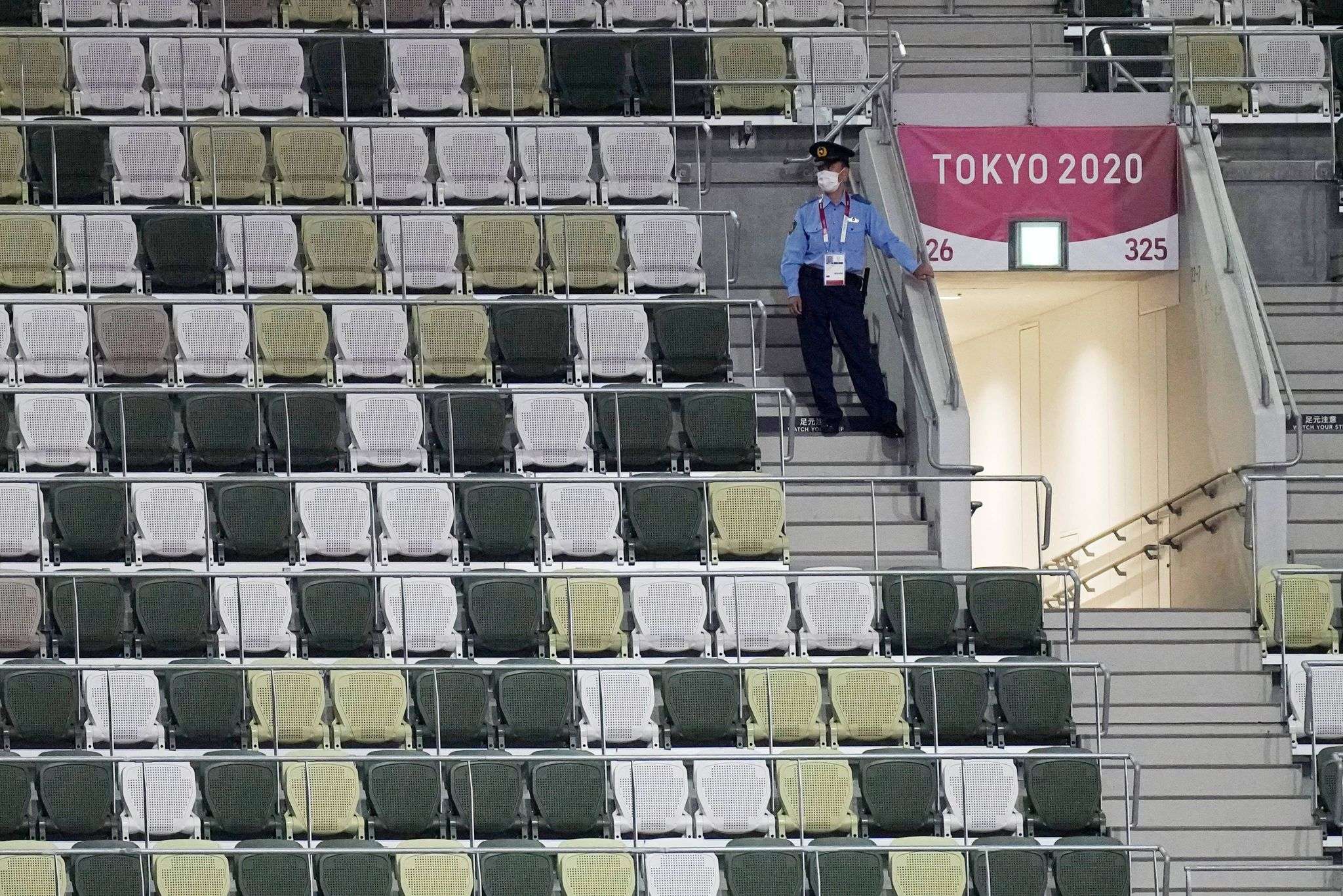 Stadiumi olimpik i Tokios pothuajse bosh, pret ceremoninë hapëse