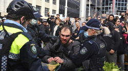 Protestohet kundër mbylljes në Australi, arrestohen dhjetëra persona