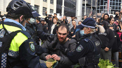 Protestohet kundër mbylljes në Australi, arrestohen dhjetëra persona