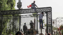 Rrezikohet demokracia në Tunizi pasi që presidenti e rrëzon Qeverinë 