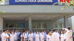 Specializantët paralajmërojnë ndjekjen e rrugёve ligjore nёse nuk u paguhen kujdestaritё shtesё