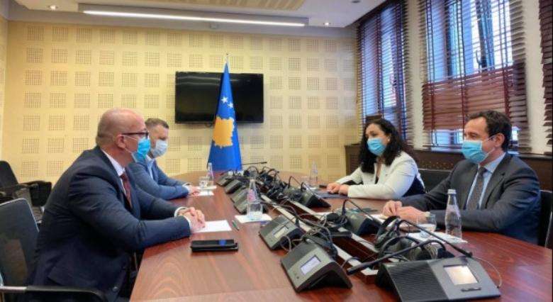 Ministri serb e quan hipokrit qëndrimin e shefit të tij, Kurti