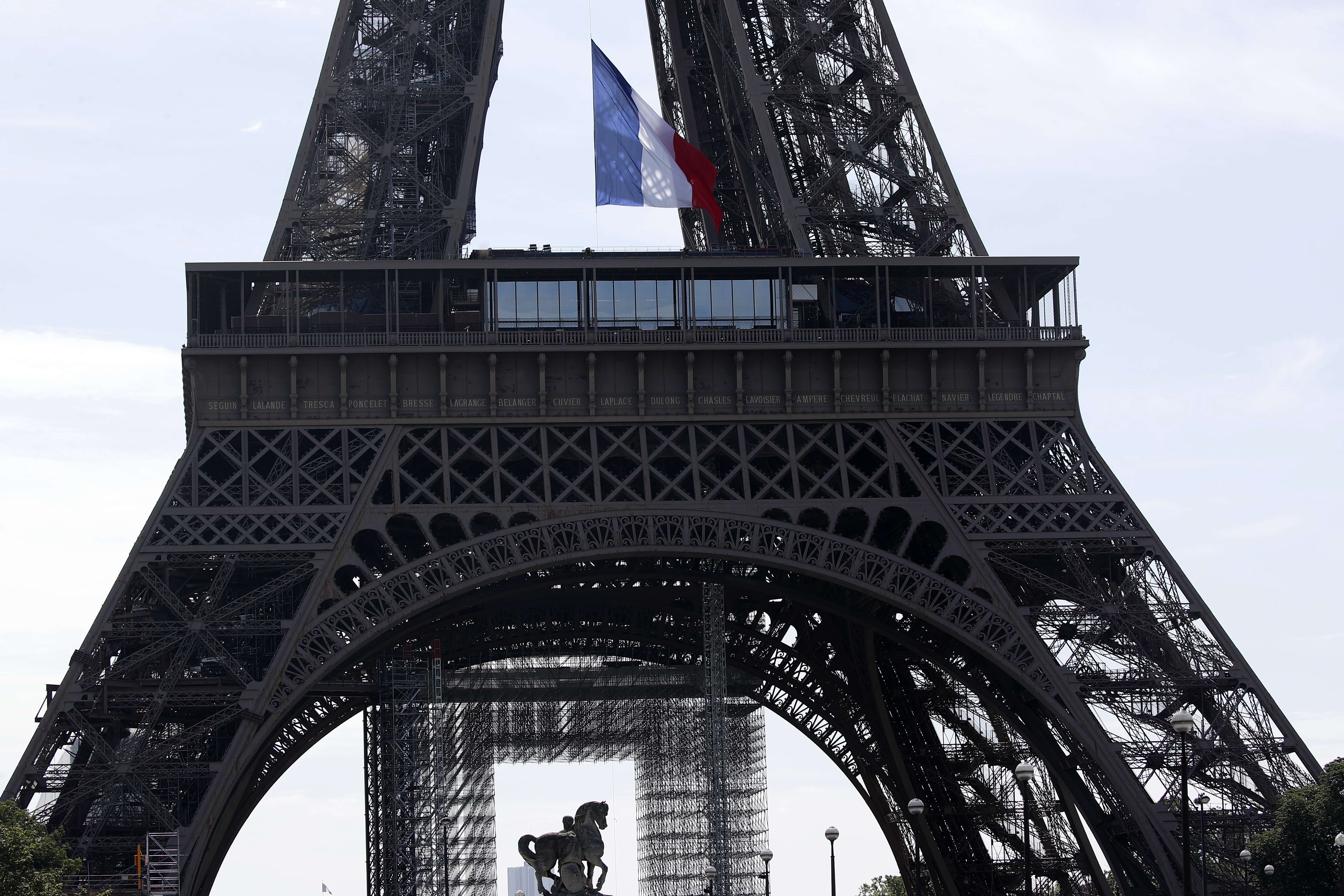 Franca shfuqizon masat anti-COVID për turistët e vaksinuar