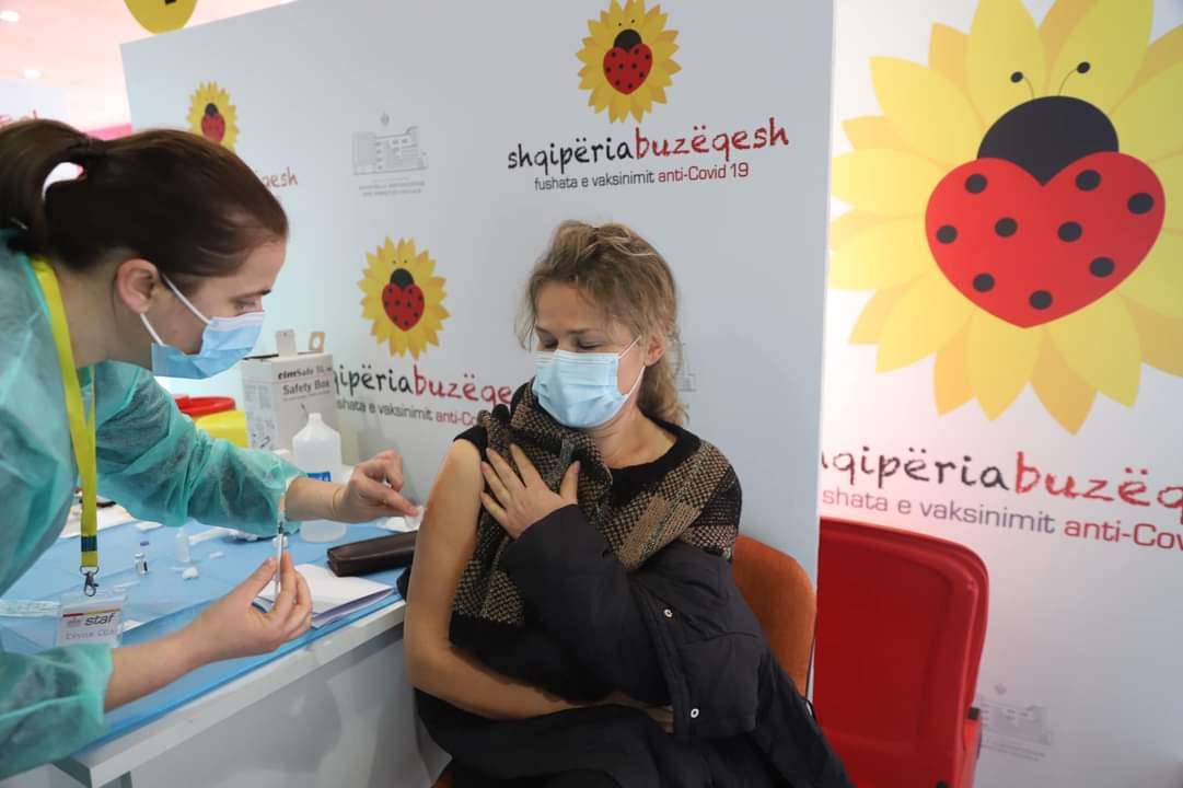 Mbi 300,000 qytetarë të Shqipërisë kanë marrë të dy dozat e vaksinës