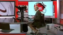 Prezantuesi i BBC-së jep lajmet me pantallona të shkurtër