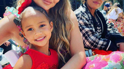 Chrissy Teigen i rikthehet Instagramit pas skandalit