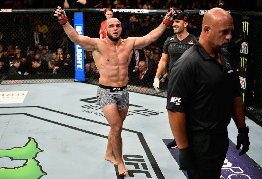 Latifi i rikthehet fitoreve në UFC, triumfon ndaj kanadezit Boser