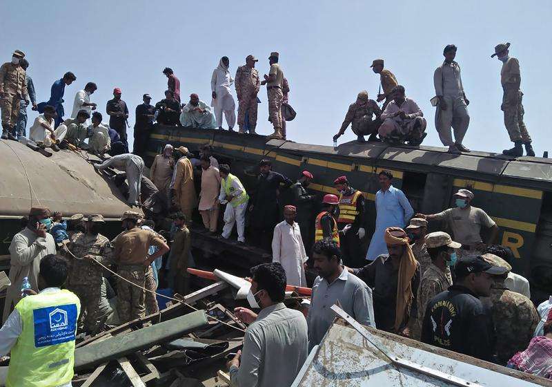 Së paku 35 të vdekur pas përplasjeve të dy trenave në Pakistan