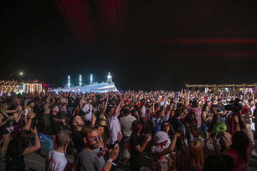 Mijëra njerëz në festivalin 5-ditor në plazhin e Shqipërisë pavarësisht COVID-19
