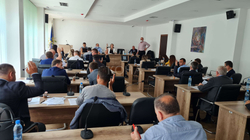Nuk pranohet propozimi i AKR-së për t’i kompensuar mëditjet e këshilltarëve me COVID-19