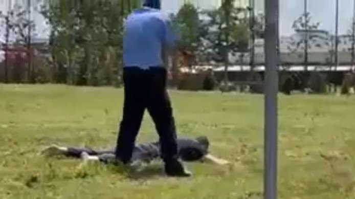 Polici detyrohet t’ia drejtojë armën të dyshuarit për ta arrestuar