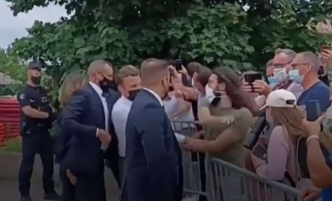 Te të dyshuarit për shuplakën dhënë Macronit gjenden një libër i Hitlerit dhe disa armë
