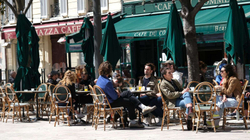 Franca dhe Belgjika lirojnë masat, rregulla të reja edhe për turistët