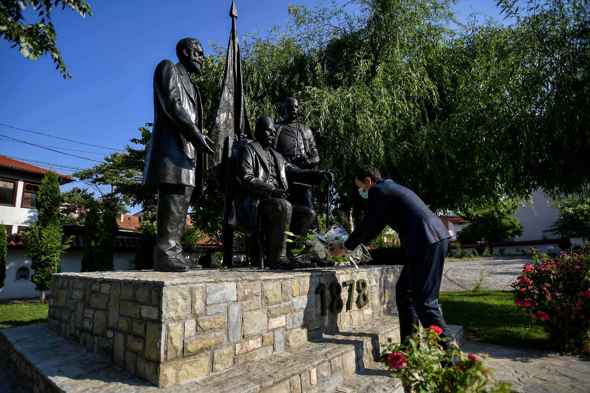 Rrugës për Tiranë, Kurti ndalet për homazhe në 143-vjetorin e Lidhjes së Prizrenit