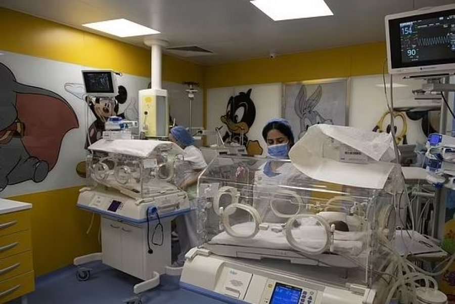 10 foshnjat e lindura nga afrikania po luftojnë për jetë