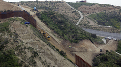 Teksasi paralajmëron ndërtimin e murit në kufi me Meksikën