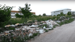 Banorët në një lagje të Ferizajt përballen qe disa muaj me kundërmimin e një deponie