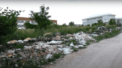 Banorët në një lagje të Ferizajt përballen qe disa muaj me kundërmimin e një deponie