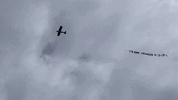 Një aeroplan me mesazh të veçantë në stërvitjen e Holandës 