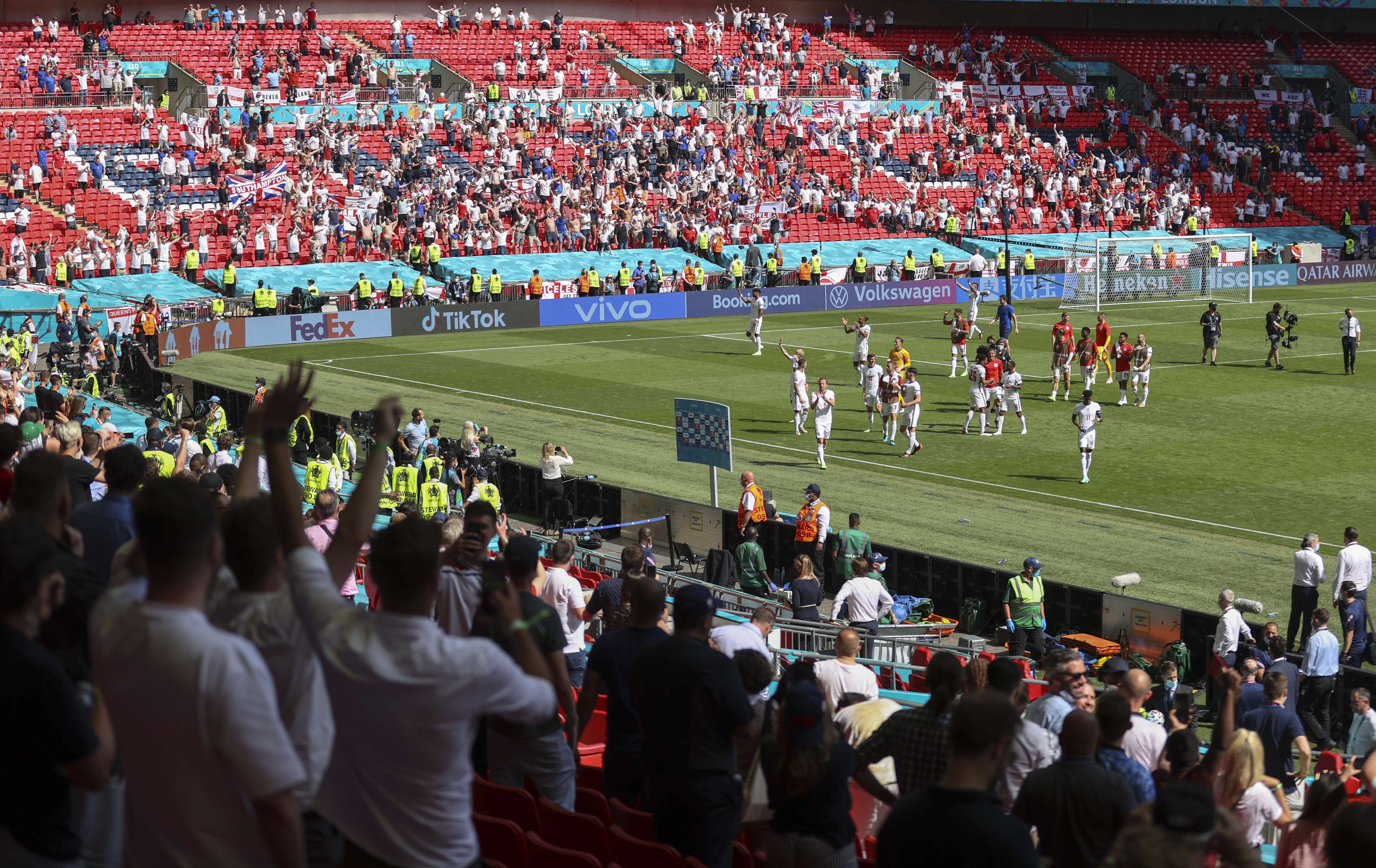 Lëndohet rëndë një tifoz pasi u rrëzua nga tribuna e Wembleyt
