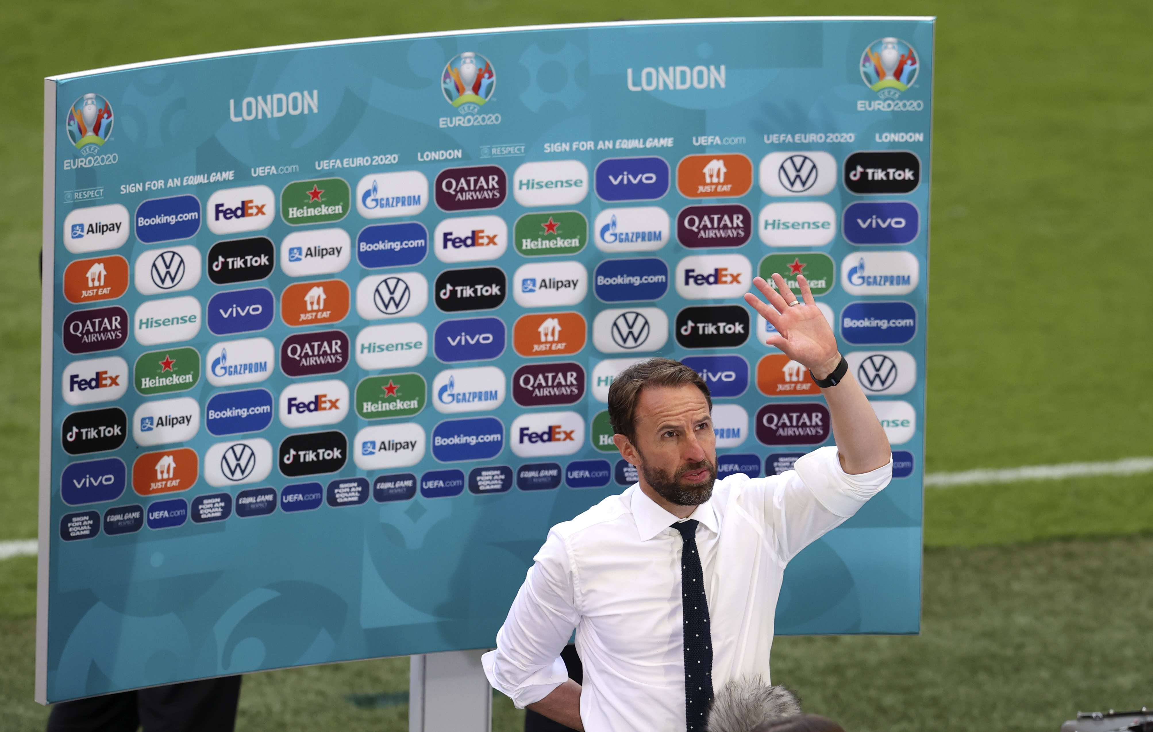 Southgate përgëzon lojtarët pas fitores ndaj Kroacisë