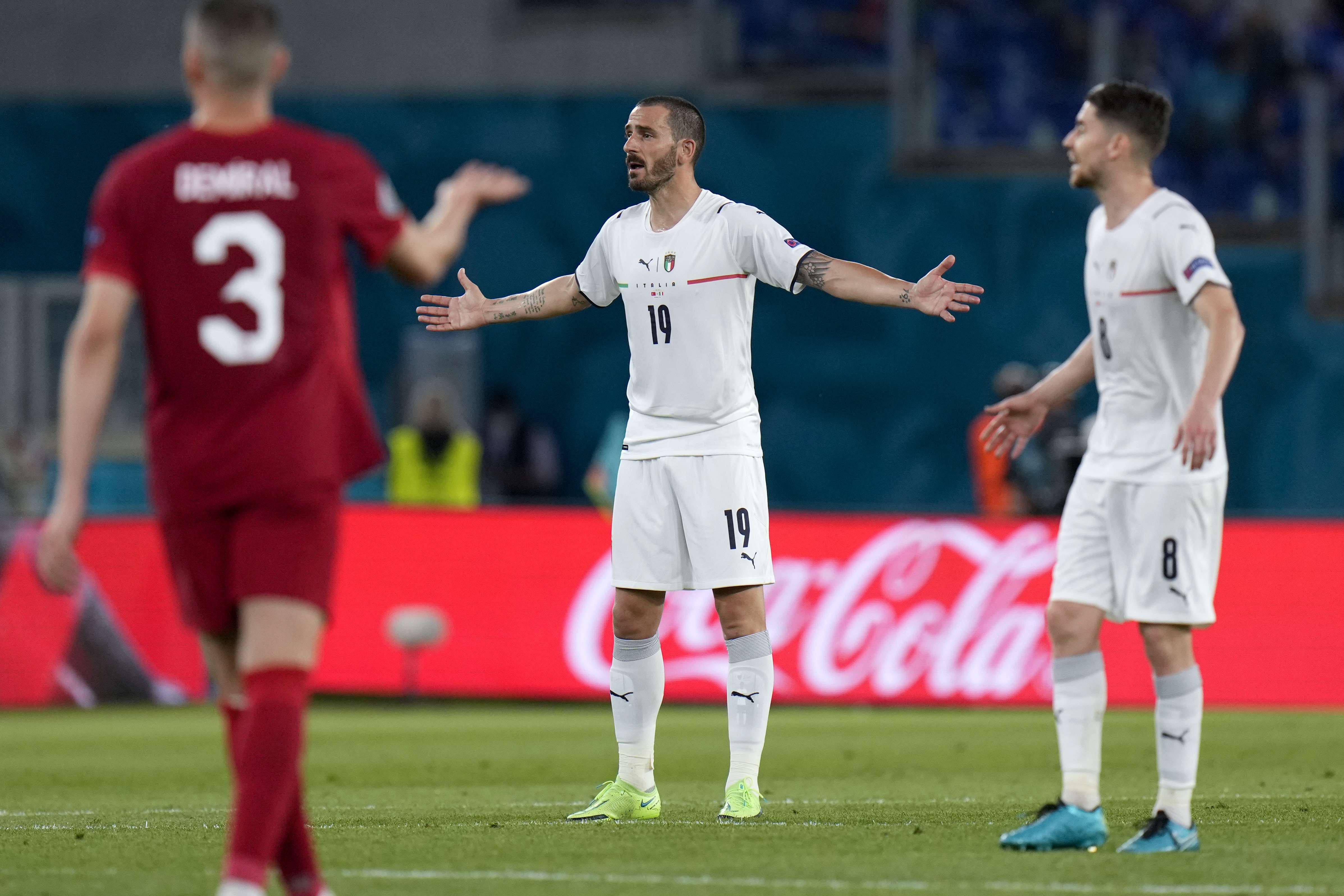 Bonucci lë të kuptohet se italianët nuk do të ulen në njërin gju