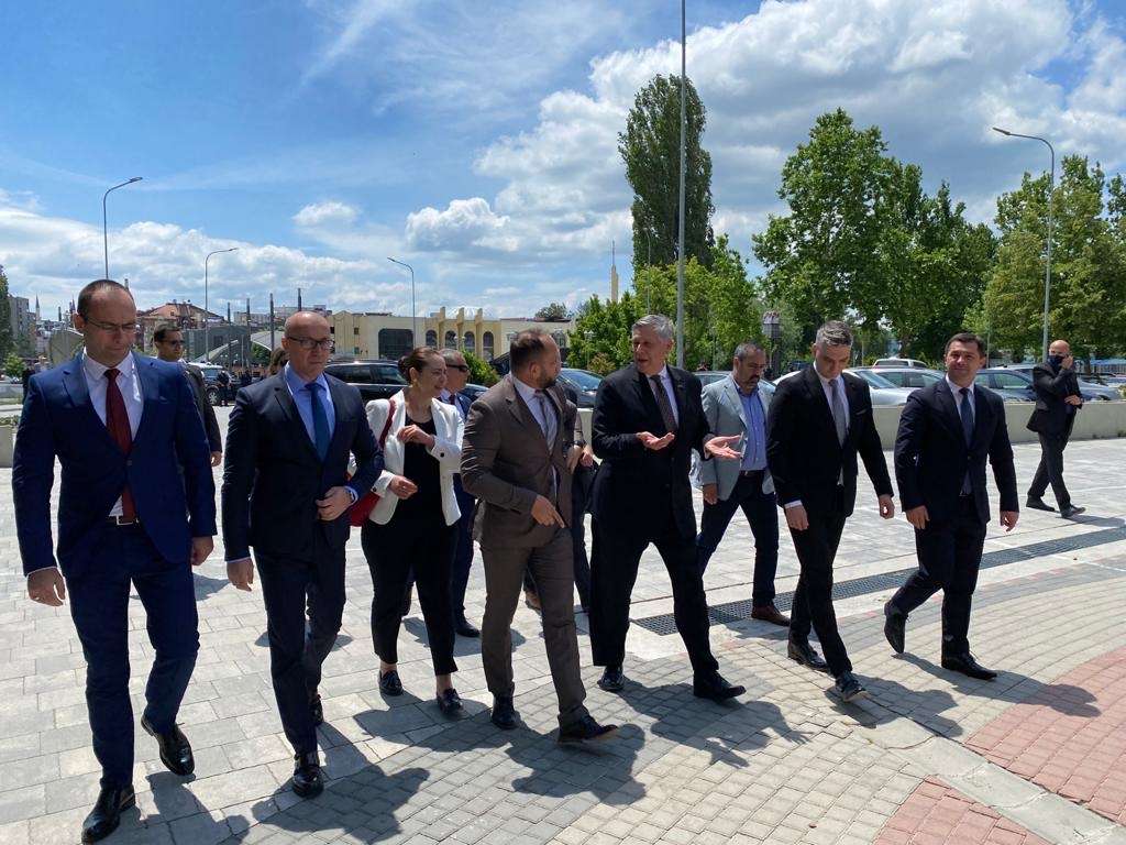 Kosnett nga veriu: Kosovarët do të arrijnë paqen duke punuar bashkë