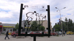 Skulptura e zhdukur nga qendra e Mitrovicës më 2010, vjen si siluetë