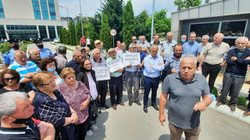 Ish-punëtorët e Rilindjes protestojnë para Qeverisë