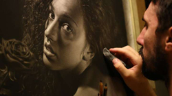 Artisti që shpenzon qindra orë për të sjellë portrete që duken si fotografi