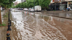 Pas të reshurave të shiut, vështirësohet qarkullimi në disa rrugë të Lipjanit