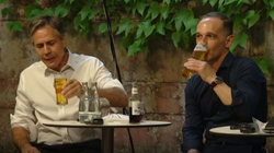 Shakatë me birra të ministrit të Jashtëm gjerman dhe sekretarit amerikan