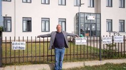 Lladrovci s’komenton rrezikun që ta fusë Drenasin në borxh, bën foto me parullat e protestuesve