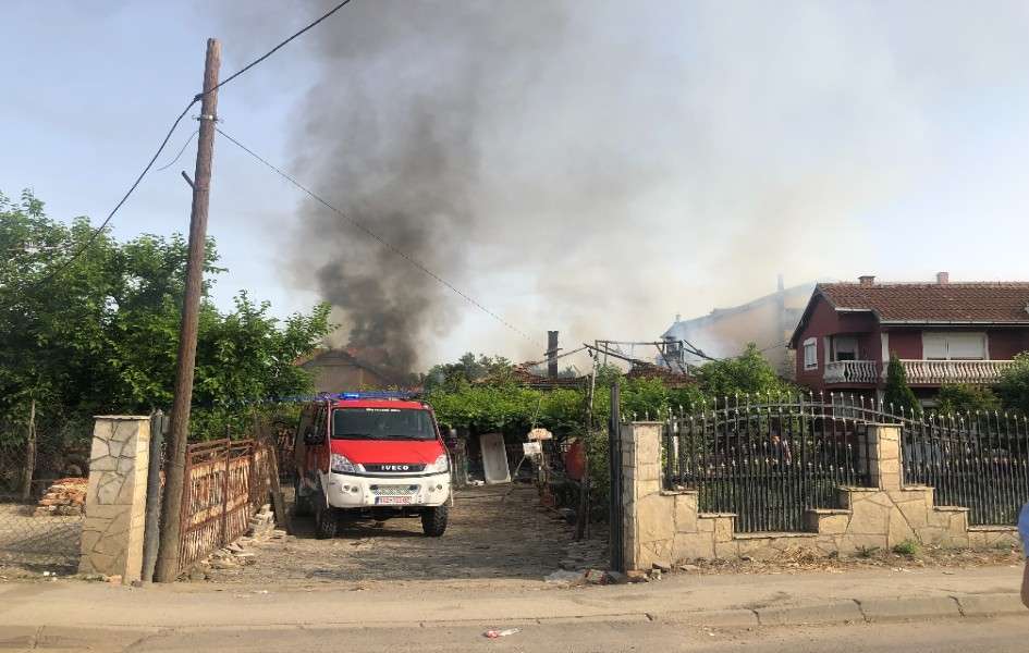 Në Graçanicë, katër shtëpi përfshihen nga zjarri