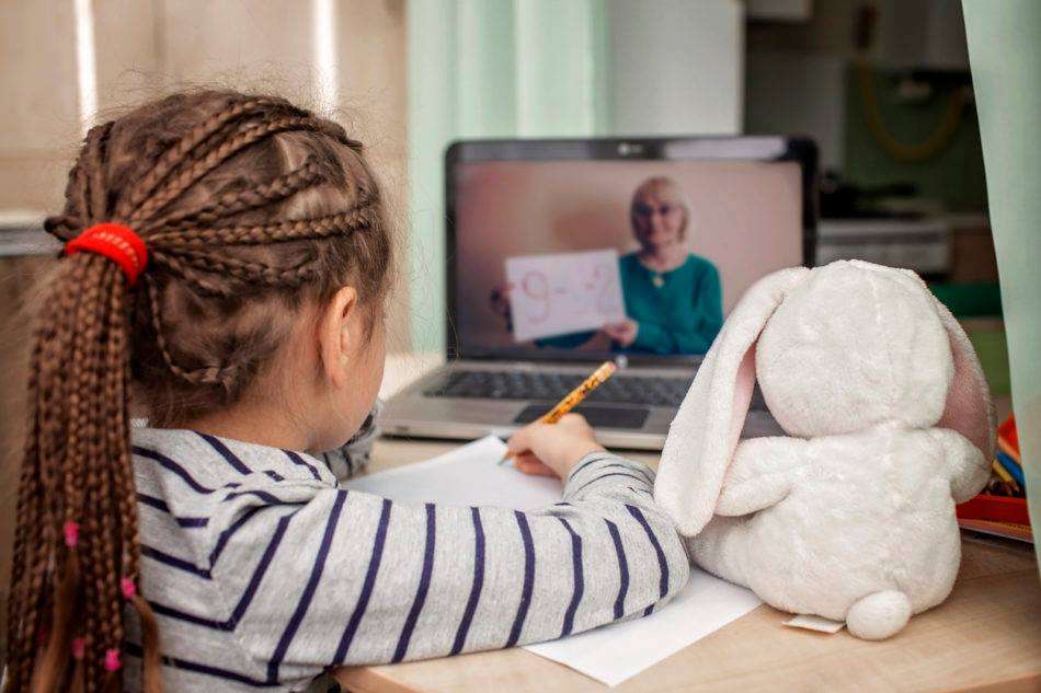 Mësimet online efikase po aq sa pushimet verore