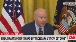 Sjellja e Bidenit në konferenca bëhet hit në Twitter