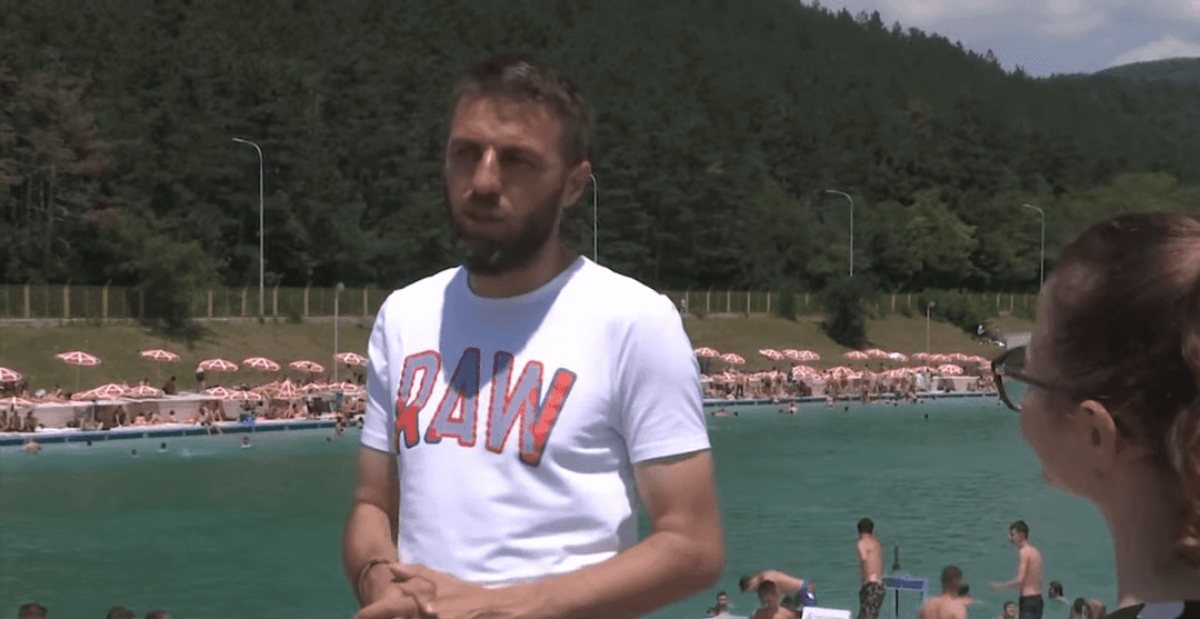 Llapashtica: Ekipet mjekësore në pishinë ndihmuan të miturën që pësoi sulm epileptik