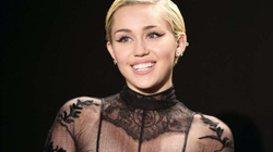 Miley Cyrus thotë se njerëzit e pyesin: “Pse tingëllon si burrë?”