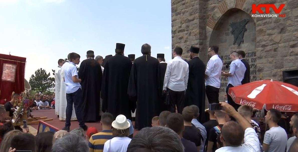Serbët mblidhen në Gazimestan, policia arreston një person
