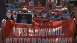 Gazetarët turq protestojnë ndaj arrestimit të kolegut