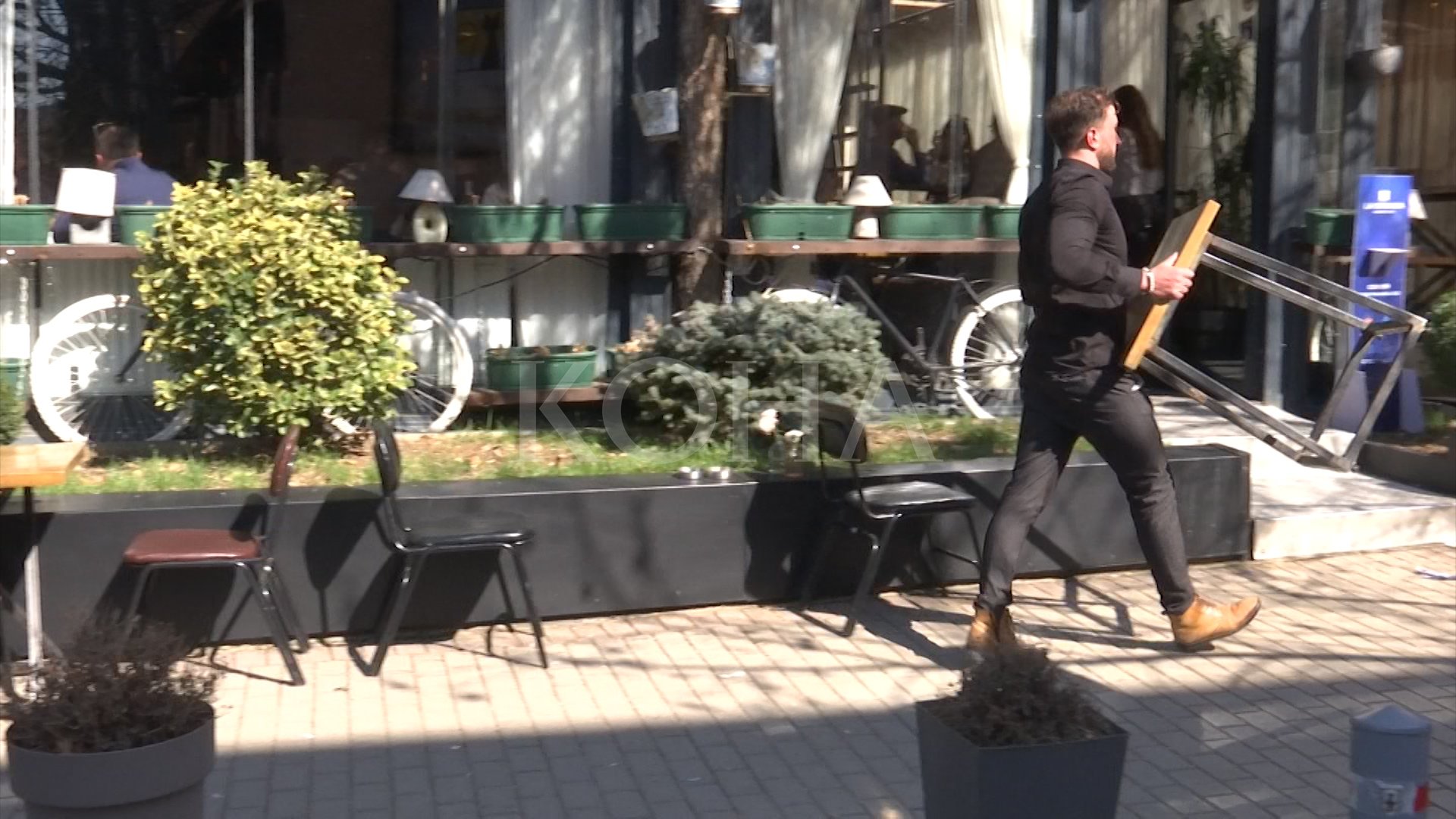 Largohen tavolinat e vendosura në rrugë nga kafenetë në Prishtinë