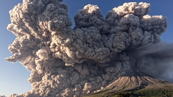 Nga aktivizimi i vullkanit në Indonezi hiri ngrihet deri në 5 kilometra lartësi