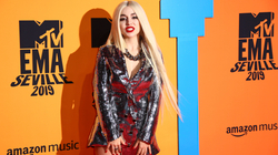 Ava Max me performancë të mahnitshme në “Jimmy Kimmel Live”