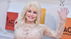 Dolly Parton vaksinohet kundër koronavirusit