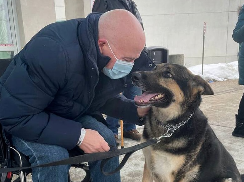 The dog saves the owner's life after suffering a stroke - KOHA.net